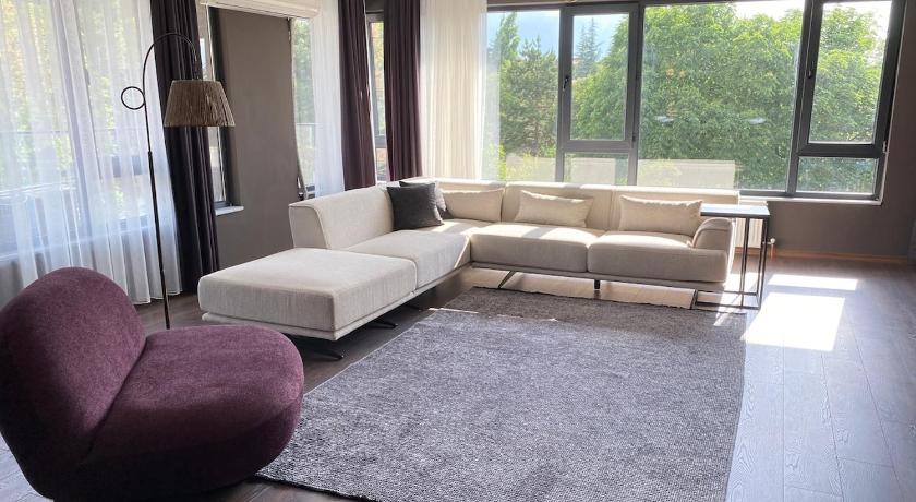 1007 Central 3 Plus 1 Wide Close To Consulates